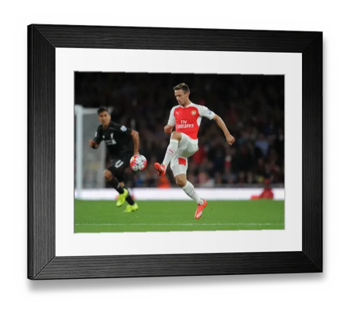 Framed Print : Monreal in Action: Arsenal vs. Liverpool (2015 / 16) Framed Print : Monreal in Action: Arsenal vs. Liverpool (2015 / 16)