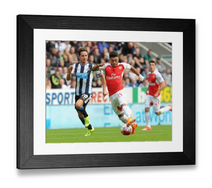 Framed Print : Oxlade-Chamberlain Outruns Thauvin: Arsenal's Star Forward Outpaces Newcastle's Defender in Premier League Showdown (2015-16)