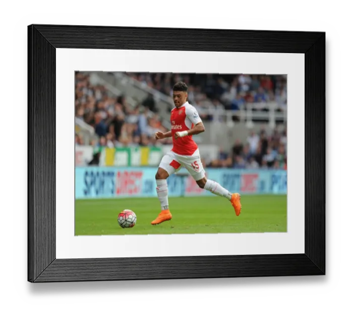 Framed Print : Oxlade-Chamberlain's Star Performance: Arsenal Triumphs Over Newcastle United (2015-16 Premier League)