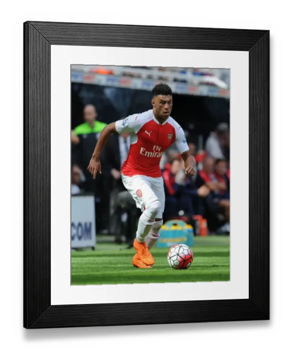 Framed Print : Arsenal's Alex Oxlade-Chamberlain in Action Against Newcastle United (2015-16)