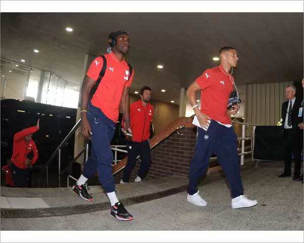 Arsenal Players Approach St. James Park for Newcastle Clash (2015-16 Premier League)