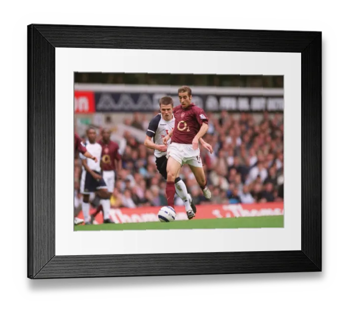 Framed Print : Mathieu Flamini (Arsenal) Michael Carrick (Tottenham)