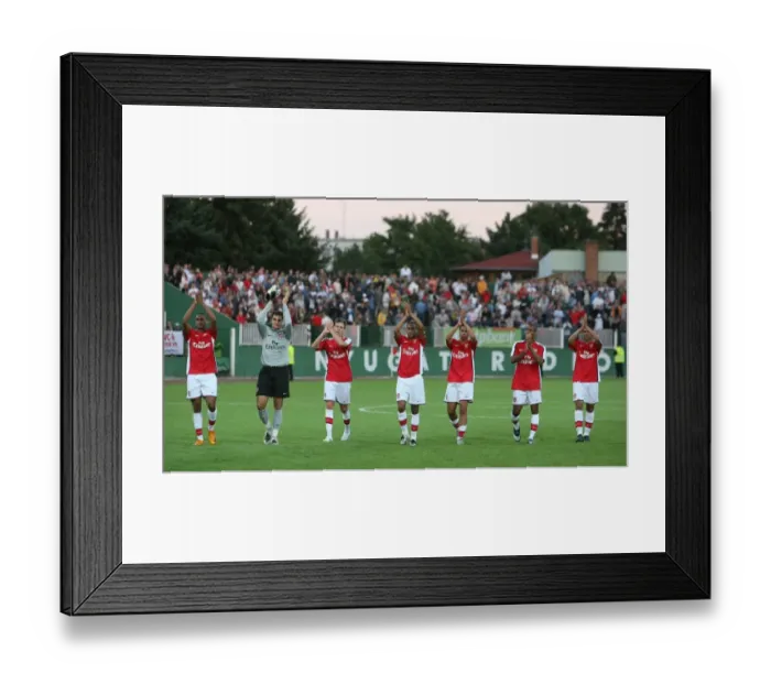 Framed Print : The Arsenal players wave to the fans after the match