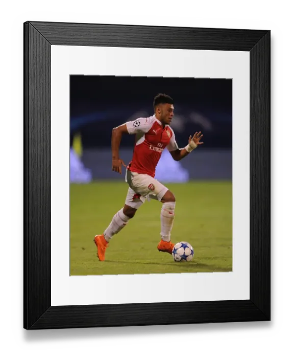 Framed Print : Alex Oxlade-Chamberlain: In Action for Arsenal against Dinamo Zagreb, UEFA Champions League 2015-16