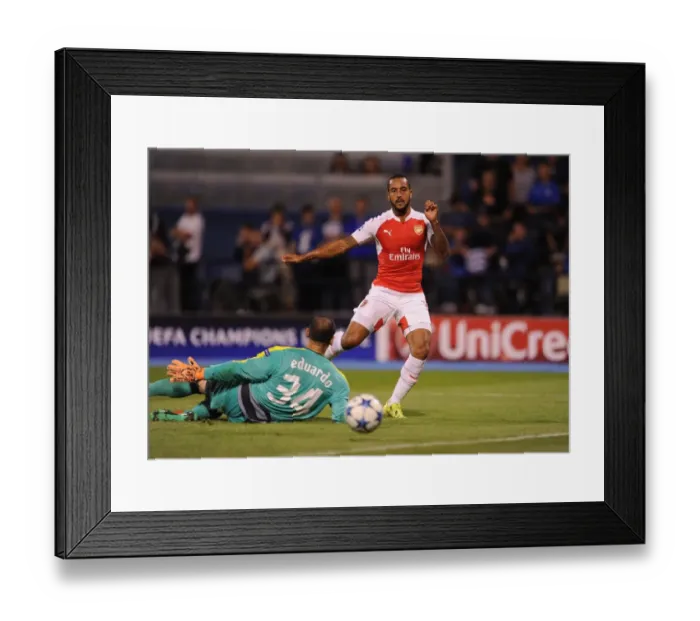 Framed Print : Theo Walcott Scores the Winning Goal Past Eduardo: Arsenal's Triumph over Dinamo Zagreb in the UEFA Champions League