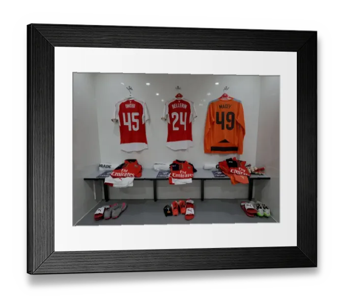 Framed Print : Arsenal Players Prepare for Tottenham Showdown in Capital One Cup: Iwobi, Bellerin, and Macey Gear Up