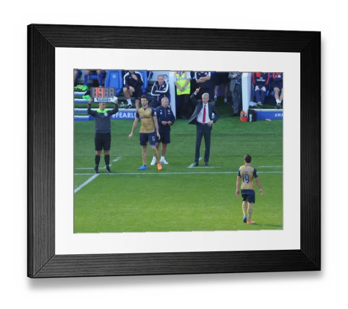 Framed Print : Arsene Wenger Consulting with Olivier Giroud during Leicester City vs. Arsenal (2015 / 16) Framed Print : Arsene Wenger Consulting with Olivier Giroud during Leicester City vs. Arsenal (2015 / 16)