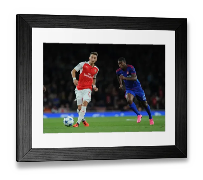 Framed Print : Mesut Ozil Outsmarts Felipe Pardo: Arsenal vs Olympiacos, 2015 / 16 UEFA Champions League