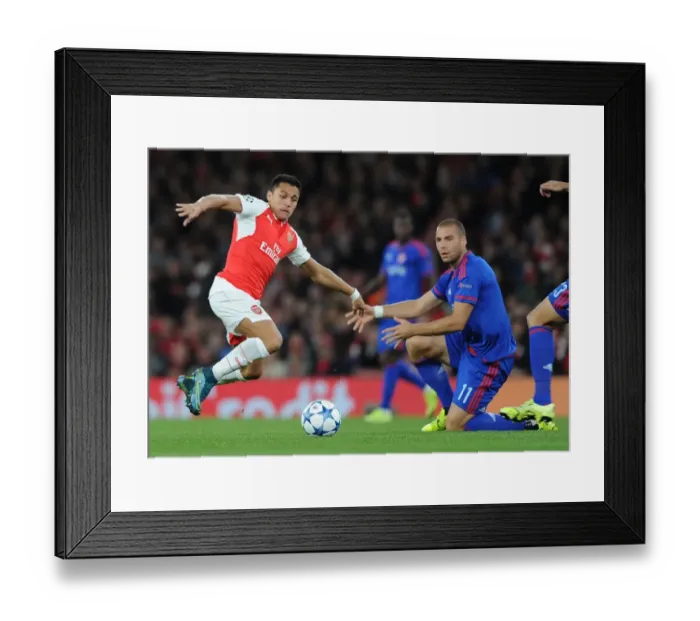 Framed Print : Alexis Sanchez Stuns Olympiacos: Thrilling Goal at Emirates Stadium, 2015 / 16 Champions League