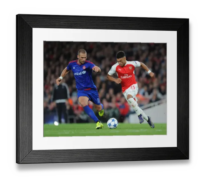 Framed Print : Arsenal's Oxlade-Chamberlain Goes Head-to-Head with Olympiacos Kasami