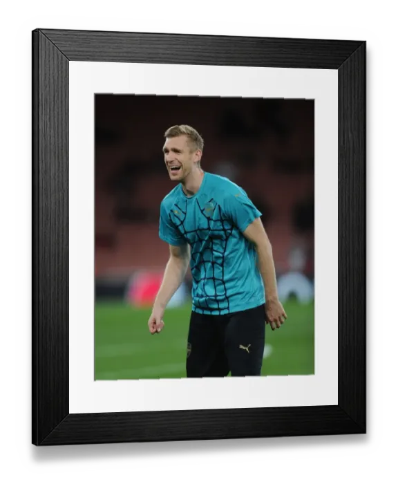Framed Print : Per Mertesacker: Arsenal FC's Focused Defender Before Arsenal vs Olympiacos (UEFA Champions League, 2015 / 16) Framed Print : Per Mertesacker: Arsenal FC's Focused Defender Before Arsenal vs Olympiacos (UEFA Champions League, 2015 / 16)