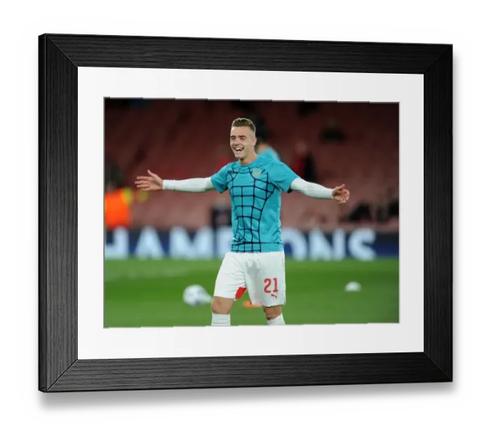 Framed Print : Calum Chambers Unwavering Determination: Arsenal's Key Player Ahead of UCL Clash with Olympiacos (2015 / 16)