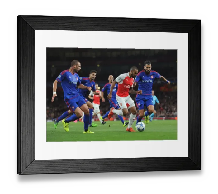 Framed Print : Arsenal's Theo Walcott Battles Olympiacos Defenders