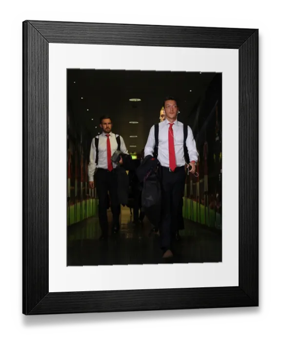 Framed Print : Mesut Ozil's Arrival: Arsenal vs Manchester United (2015 / 16)