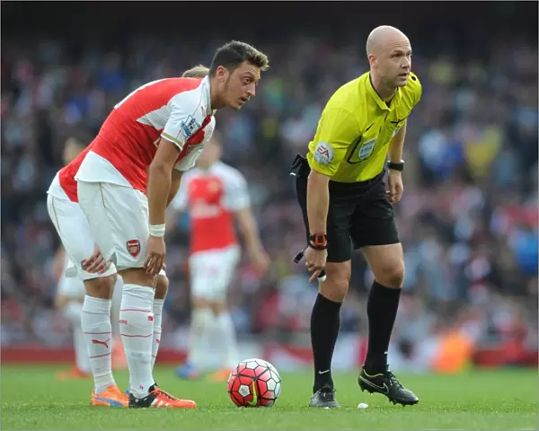 Mesut Ozil (Arsenal) and Referee Anthony Taylor