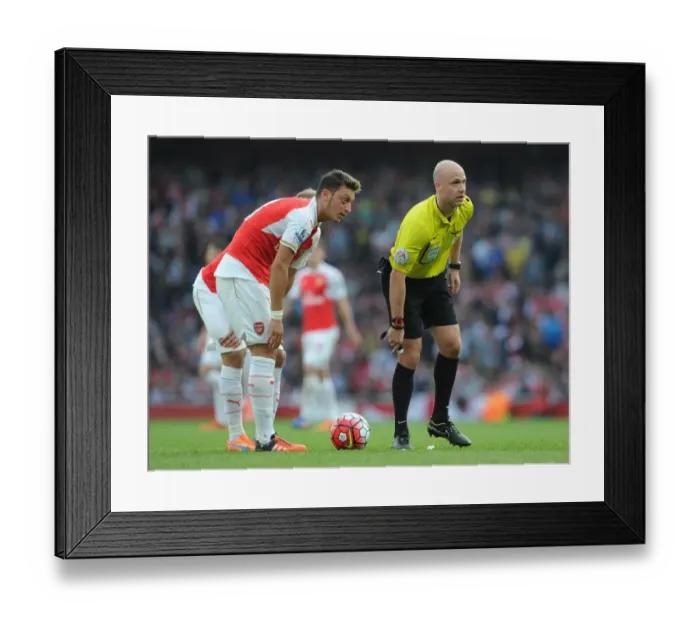 Framed Print : Mesut Ozil (Arsenal) and Referee Anthony Taylor Framed Print : Mesut Ozil (Arsenal) and Referee Anthony Taylor
