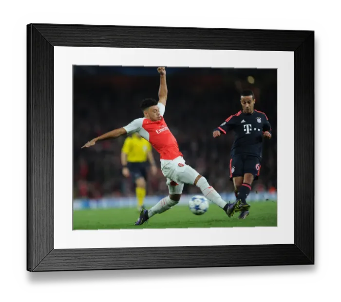 Framed Print : Arsenal's Oxlade-Chamberlain Harasses Thiago Alcantara in 2015 Champions League Showdown Framed Print : Arsenal's Oxlade-Chamberlain Harasses Thiago Alcantara in 2015 Champions League Showdown