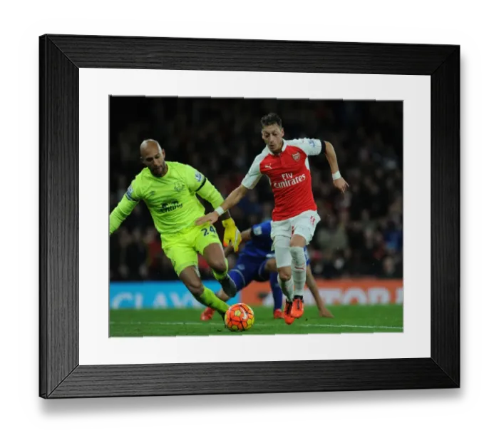 Framed Print : Ozil vs. Howard: Intense Battle - Arsenal vs. Everton in the Premier League (2015 / 16) Framed Print : Ozil vs. Howard: Intense Battle - Arsenal vs. Everton in the Premier League (2015 / 16)