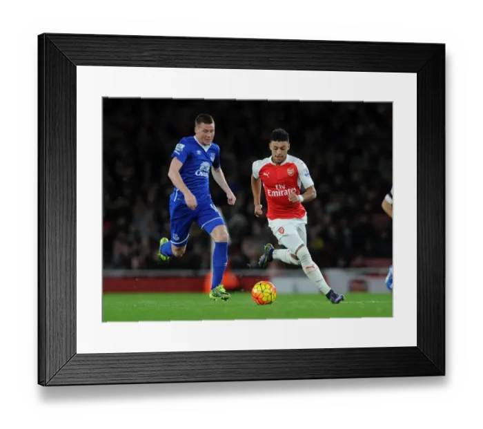 Framed Print : Clash of Midfielders: Oxlade-Chamberlain vs McCarthy (Arsenal vs Everton 2015 / 16)