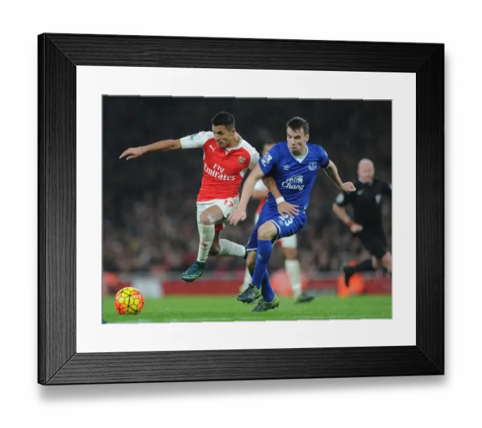 Framed Print : Alexis Sanchez Outsmarts Seamus Coleman: Arsenal vs Everton, 2015