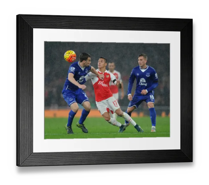 Framed Print : Clash of Stars: Sanchez vs. Coleman & Deulofeu - Arsenal vs. Everton (2015 / 16) Framed Print : Clash of Stars: Sanchez vs. Coleman & Deulofeu - Arsenal vs. Everton (2015 / 16)