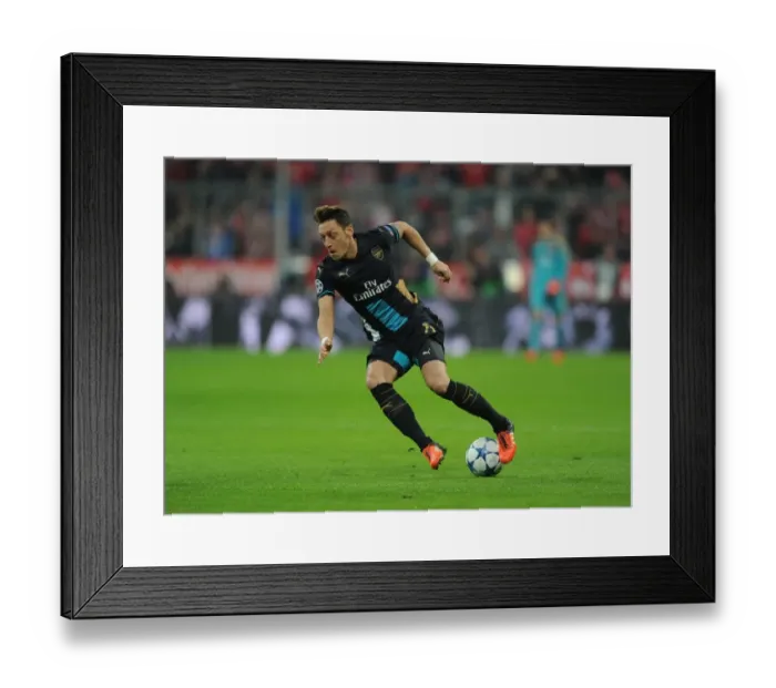 Framed Print : Mesut Ozil in Action: Bayern Munich vs. Arsenal, UEFA Champions League (2015-16) Framed Print : Mesut Ozil in Action: Bayern Munich vs. Arsenal, UEFA Champions League (2015-16)
