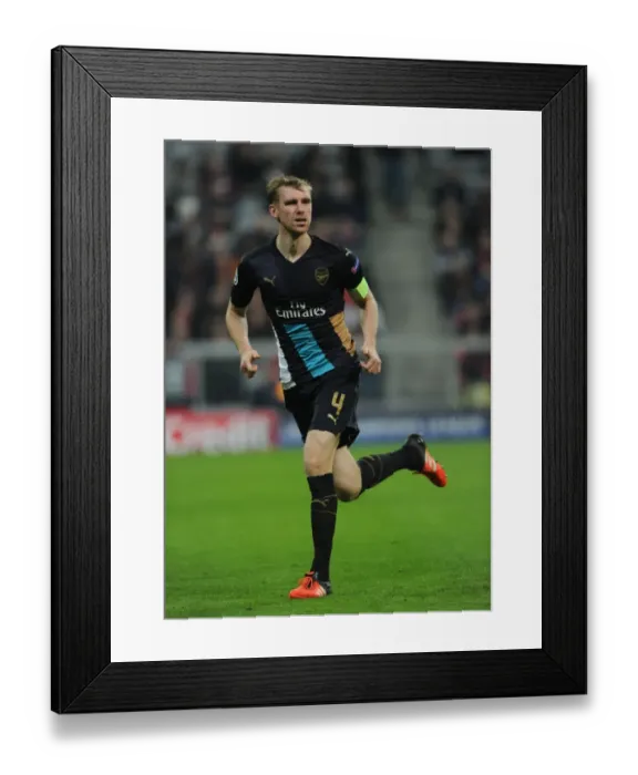 Framed Print : Per Mertesacker Faces Bayern Munich in the 2015-16 Champions League Framed Print : Per Mertesacker Faces Bayern Munich in the 2015-16 Champions League