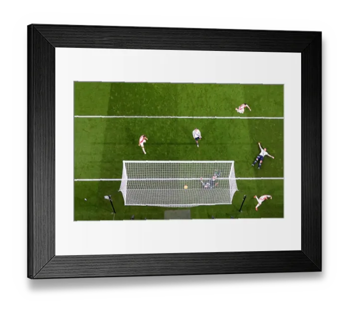 Framed Print : Gibbs Stuns Tottenham: Dramatic Last-Minute Winner for Arsenal in the 2015-16 Premier League Clash