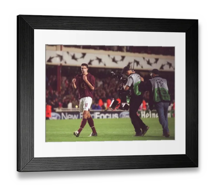 Framed Print : Robin van Persie (Arsenal) walks over to the fans followed by a TV Cameraman Framed Print : Robin van Persie (Arsenal) walks over to the fans followed by a TV Cameraman