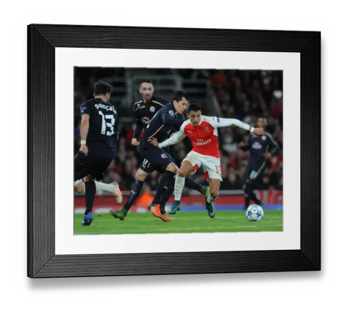 Framed Print : Alexis Sanchez vs Leonardo Sigali: Arsenal vs Dinamo Zagreb Clash in UEFA Champions League