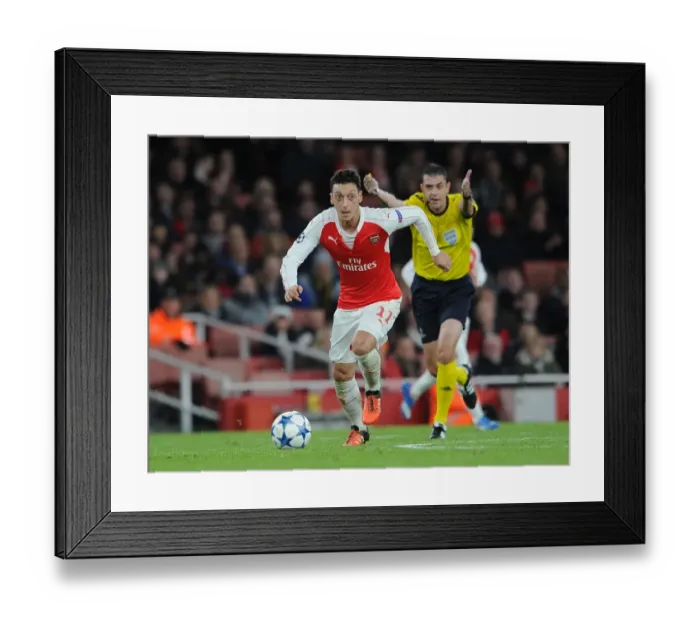 Framed Print : Mesut Ozil in Action: Arsenal vs Dinamo Zagreb, UEFA Champions League 2015-16