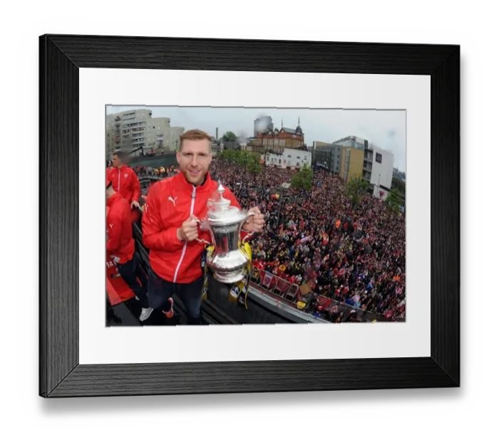 Framed Print : Per Mertesacker's Triumphant Arsenal FA Cup Parade (2014-15)