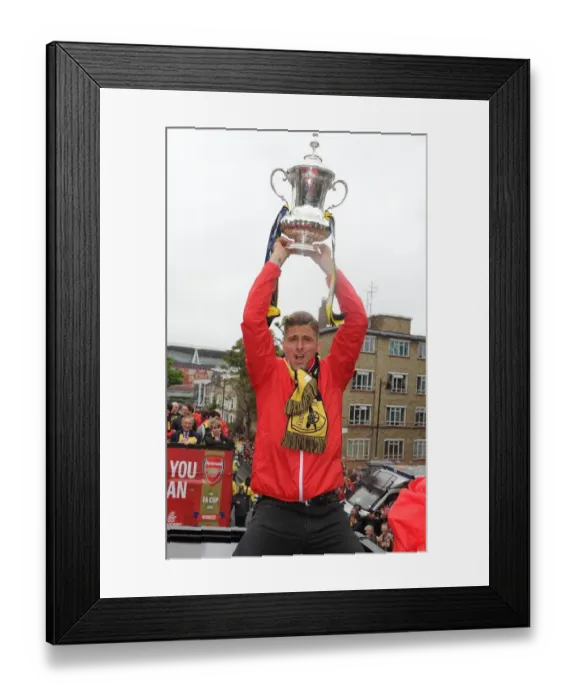Framed Print : Arsenal FA Cup Victory: Olivier Giroud's Triumphant Parade (2014-15) Framed Print : Arsenal FA Cup Victory: Olivier Giroud's Triumphant Parade (2014-15)