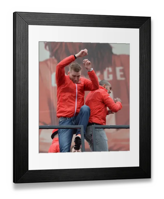 Framed Print : Per Mertesacker and Theo Walcott (Arsenal) Framed Print : Per Mertesacker and Theo Walcott (Arsenal)