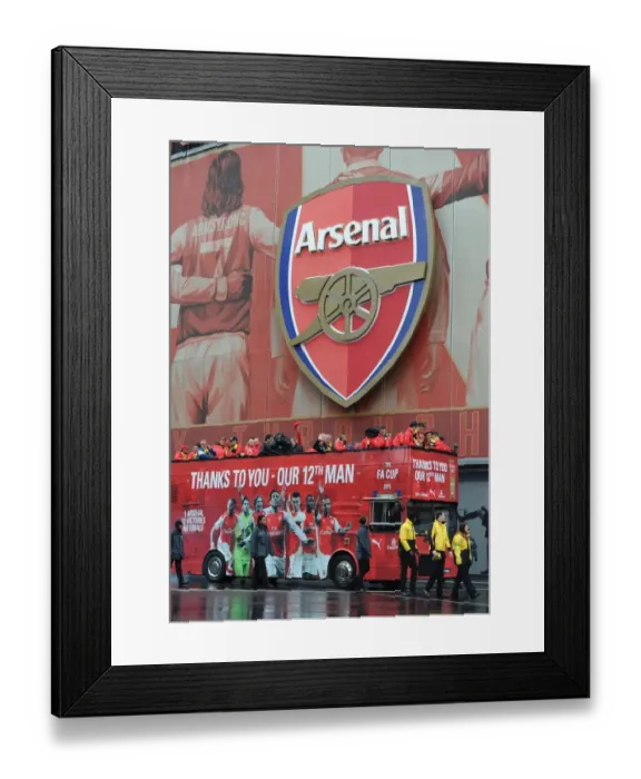 Framed Print : Arsenal FA Cup Parade: Celebrating Victory at Emirates Stadium (2014-15)