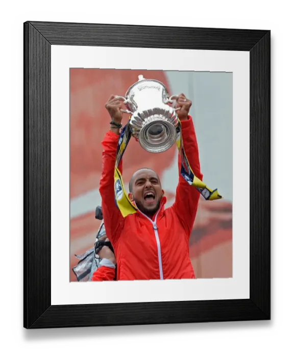 Framed Print : Arsenal FA Cup Triumph: 2014-15 Victory Parade Framed Print : Arsenal FA Cup Triumph: 2014-15 Victory Parade