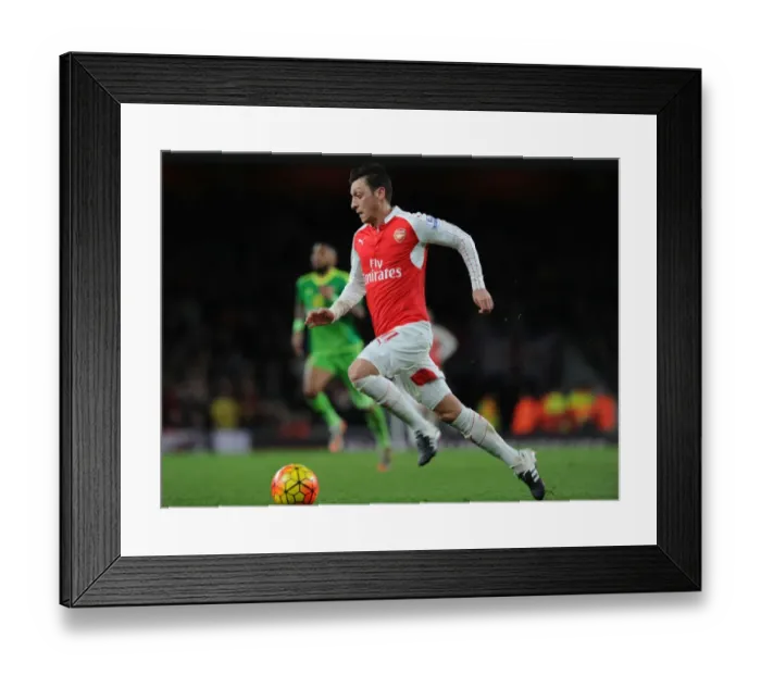 Framed Print : Mesut Ozil in Action: Arsenal vs Sunderland, Premier League 2015-16