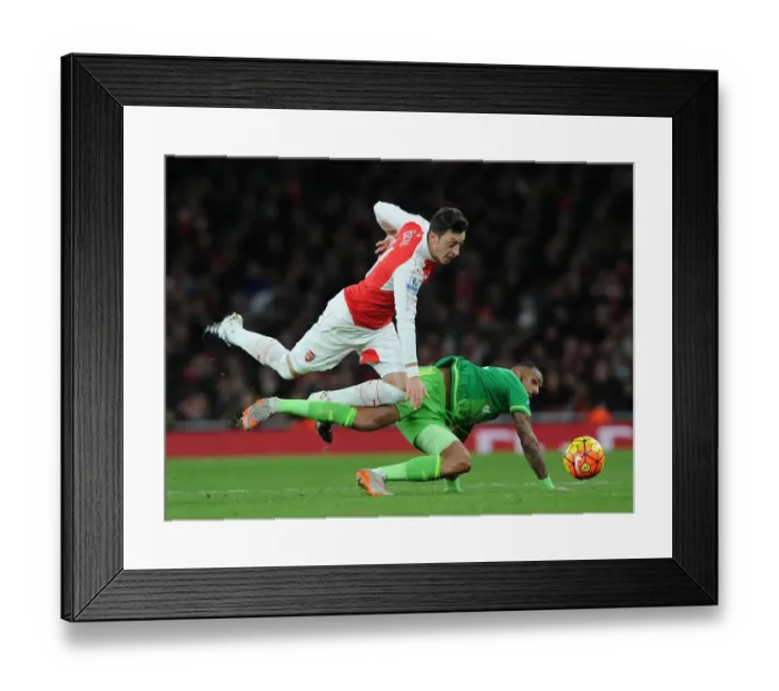 Framed Print : Ozil vs M'Vila: Battle in the Arsenal vs Sunderland Premier League Clash
