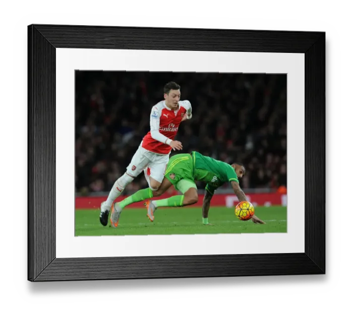 Framed Print : Ozil vs M'Vila: A Battle of Midfield Maestros in Arsenal vs Sunderland Premier League Clash
