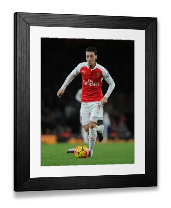 Framed Print : Mesut Ozil in Action: Arsenal vs Sunderland, Premier League 2015-16