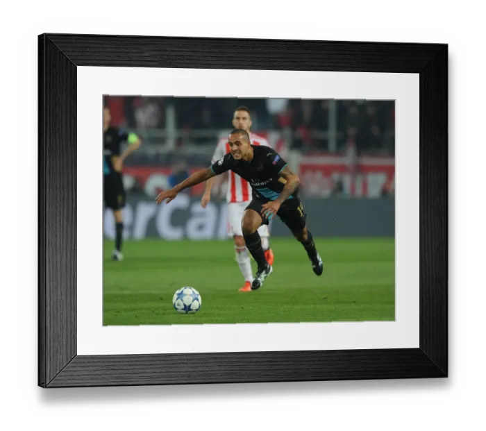 Framed Print : Theo Walcott in Action: Arsenal vs. Olympiacos, UEFA Champions League 2015-16 Framed Print : Theo Walcott in Action: Arsenal vs. Olympiacos, UEFA Champions League 2015-16