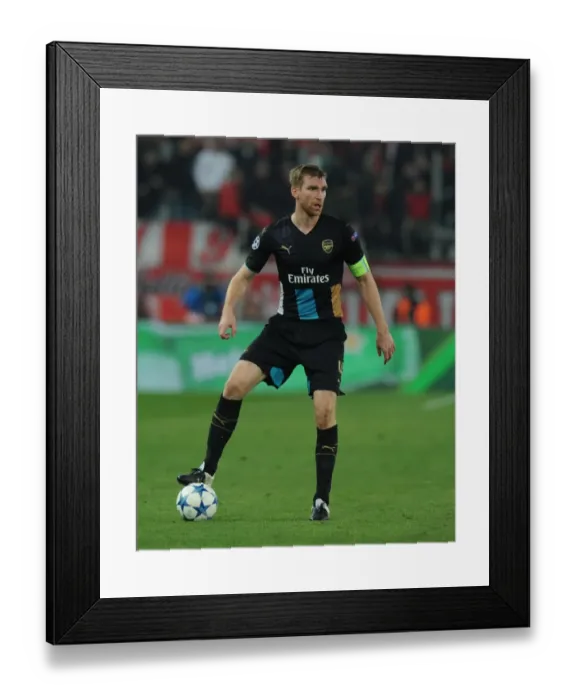 Framed Print : Per Mertesacker in Action: Arsenal vs. Olympiacos, UEFA Champions League, Athens 2015 Framed Print : Per Mertesacker in Action: Arsenal vs. Olympiacos, UEFA Champions League, Athens 2015