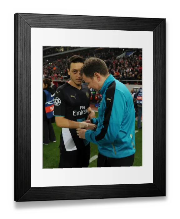 Framed Print : Mesut Ozil and Colin Lewin: Arsenal's Pre-Match Routine at Olympiacos (2015-16) Framed Print : Mesut Ozil and Colin Lewin: Arsenal's Pre-Match Routine at Olympiacos (2015-16)