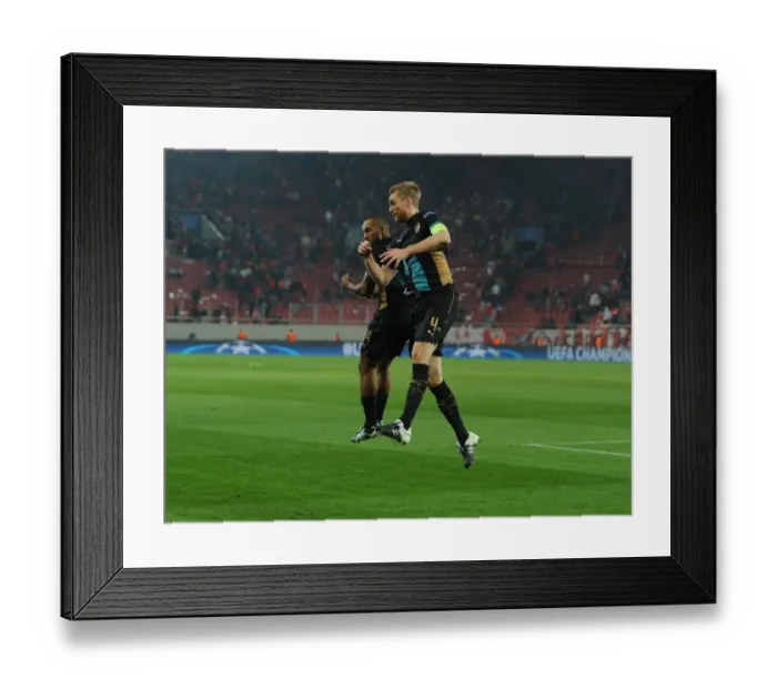 Framed Print : Arsenal's Per Mertesacker and Theo Walcott Celebrate Champions League Victory over Olympiacos