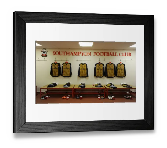 Framed Print : Arsenal's Pre-Match Huddle: Unity Before Battle - Southampton vs Arsenal, Premier League 2015-16
