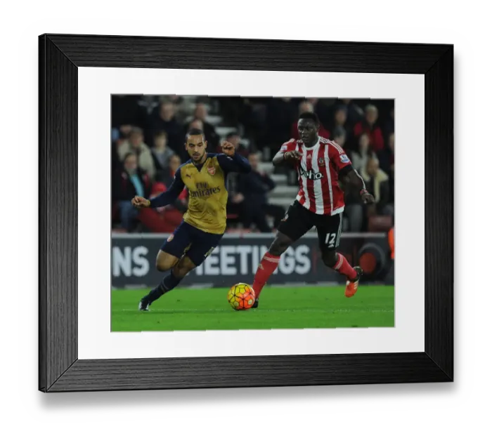 Framed Print : Theo Walcott Outmaneuvers Victor Wanyama: A Pivotal Moment in Southampton vs. Arsenal, Premier League 2015-16