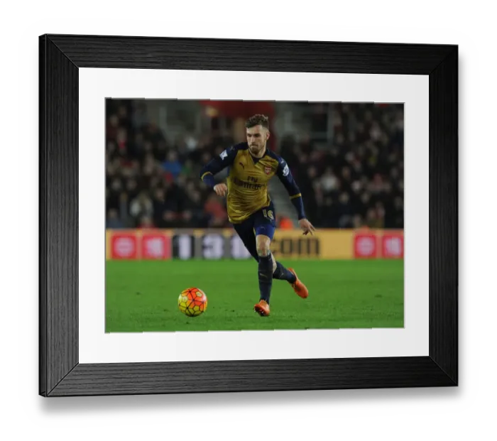 Framed Print : Arsenal's Aaron Ramsey in Action: Southampton vs Arsenal (Premier League 2015-16)