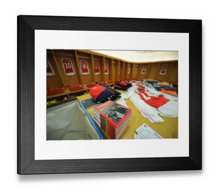 Framed Print : A Nod to the Past: Don Howe in Arsenal's Home Changing Room (2015-16) Framed Print : A Nod to the Past: Don Howe in Arsenal's Home Changing Room (2015-16)
