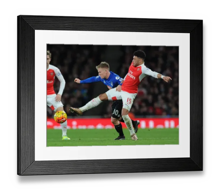 Framed Print : Oxlade-Chamberlain vs Ritchie: A Premier League Battle at Emirates Stadium (December 2015)