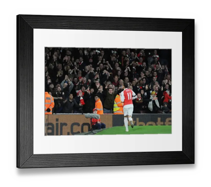 Framed Print : Arsenal Fans Go Wild as Mesut Ozil Scores Against Bournemouth (2015-16)